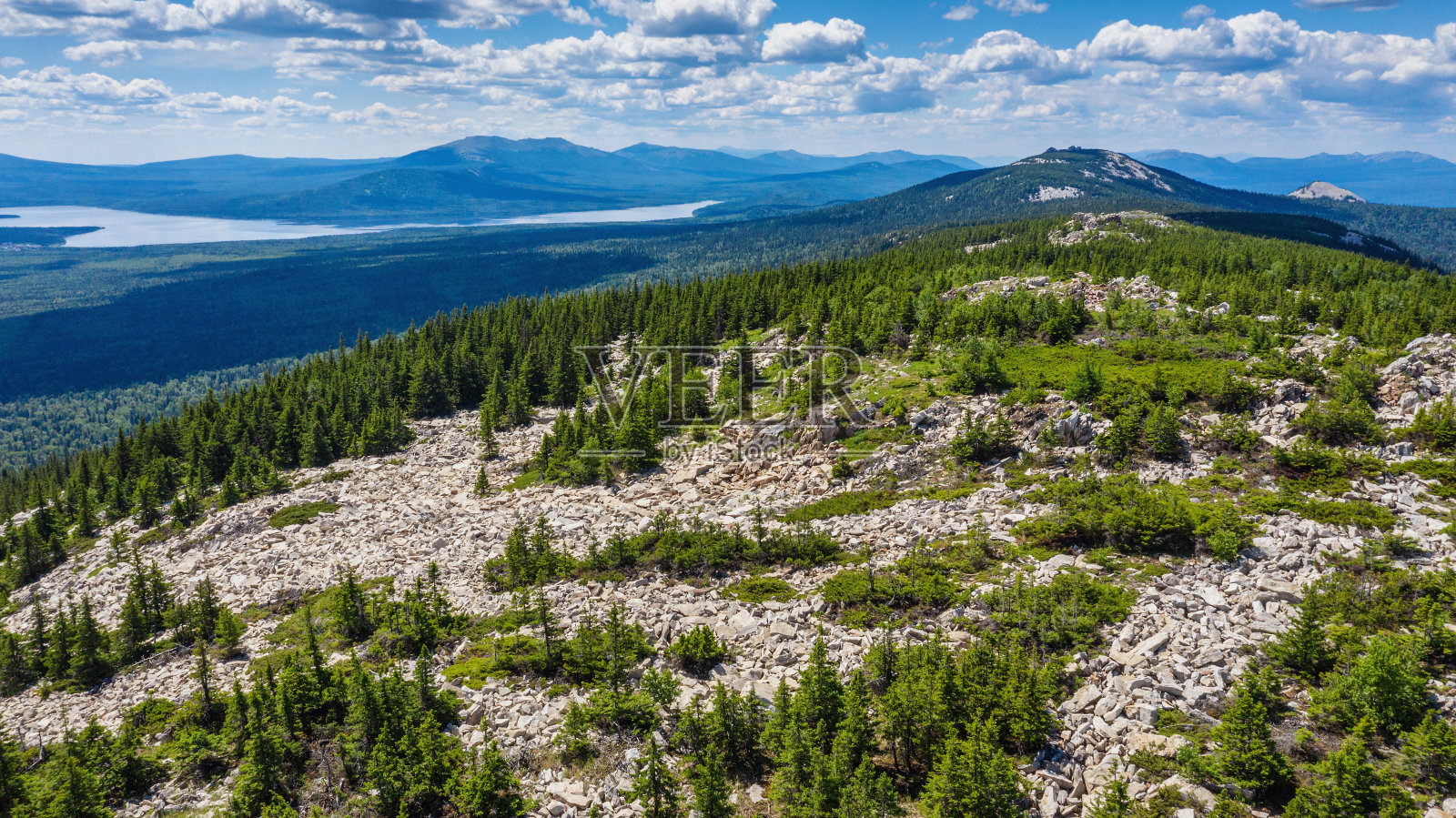 乌拉尔南部，乌拉尔山脉。夏季的Zyuratkul山脉。鸟瞰图。照片摄影图片