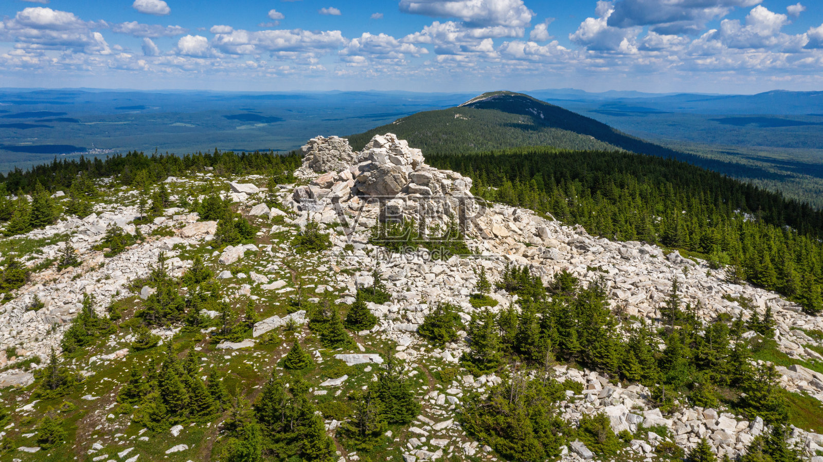 乌拉尔南部，乌拉尔山脉。夏季的Zyuratkul山脉。鸟瞰图。照片摄影图片