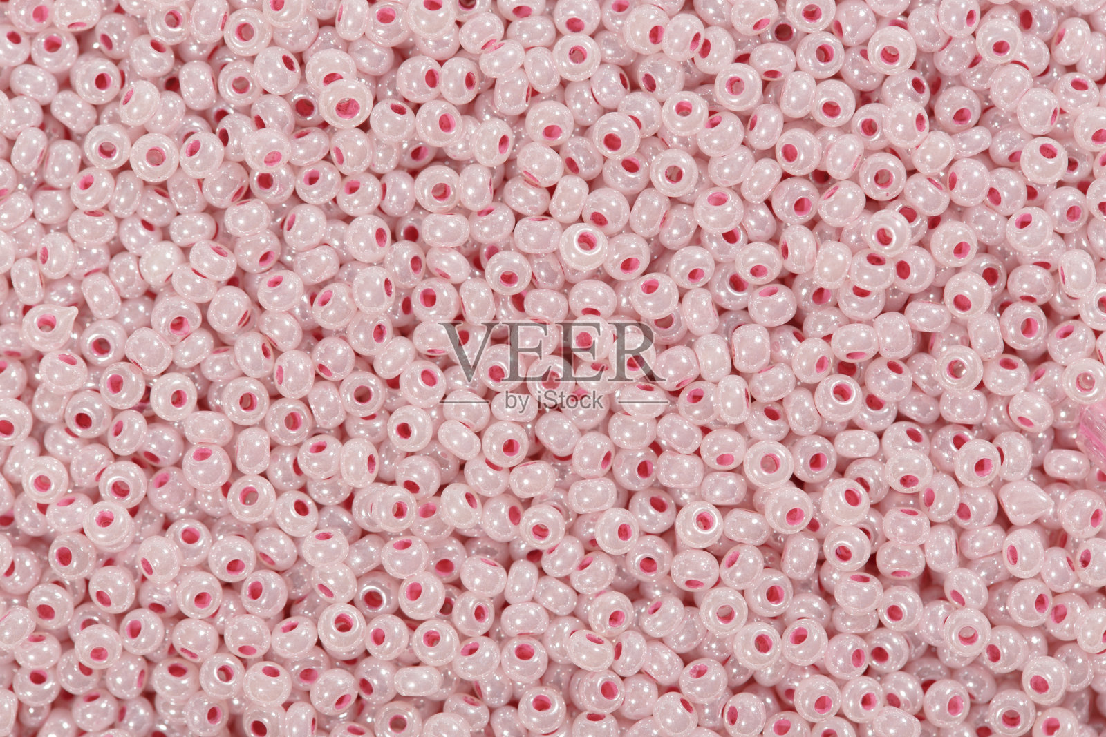 淡珊瑚，粉红色玻璃种子珠背景。照片摄影图片