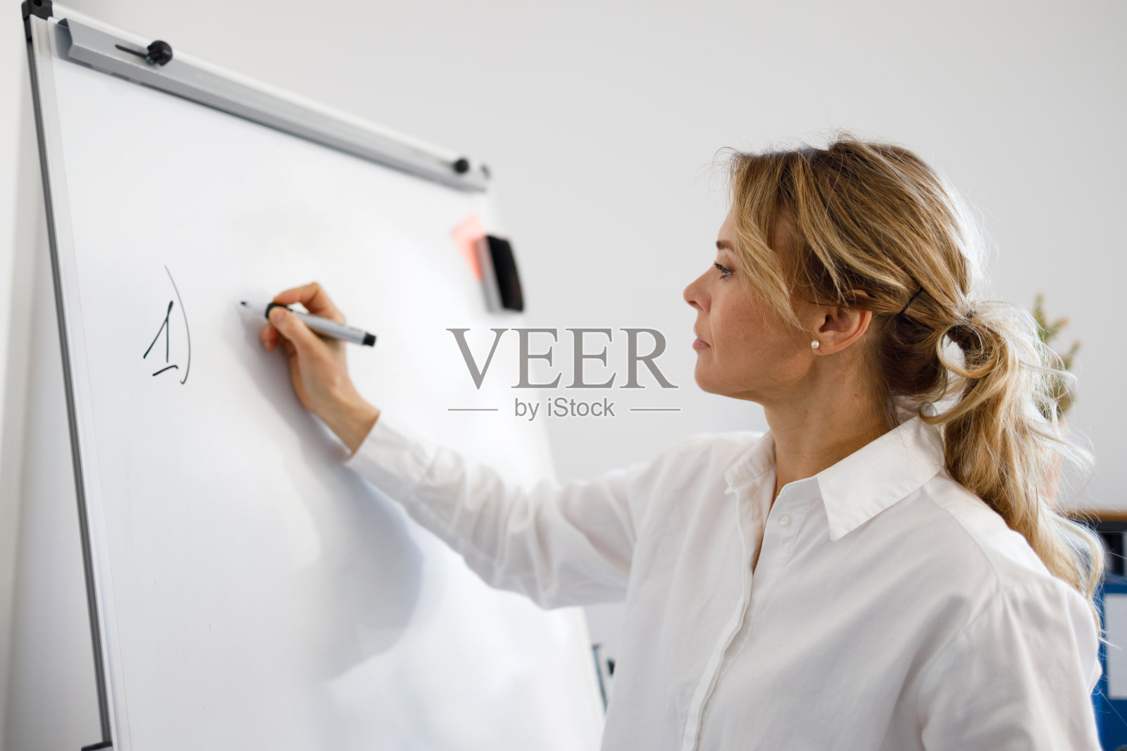 商业女性或教师在白板上写作照片摄影图片