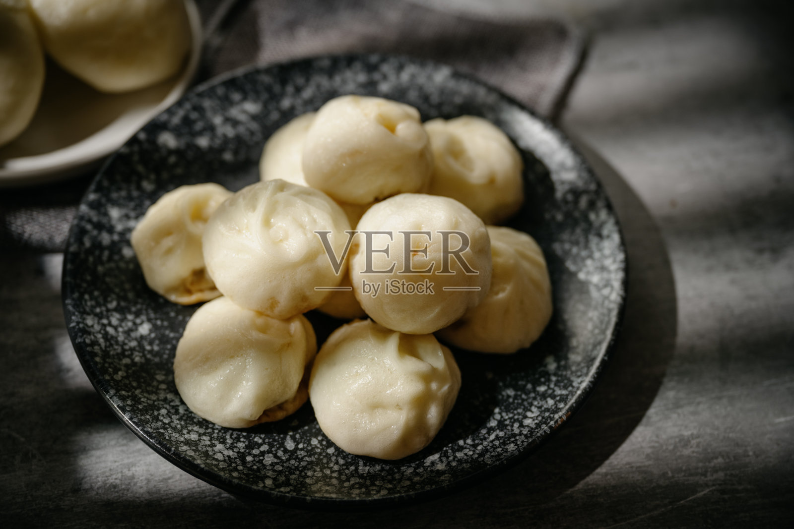 阳光下的包子照片摄影图片