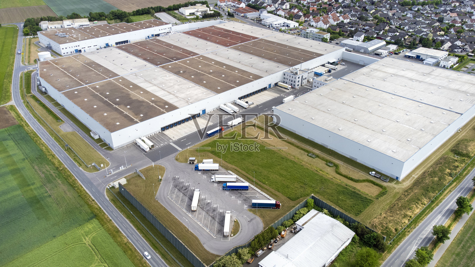 工业区、大型工厂及配送大楼鸟瞰图照片摄影图片