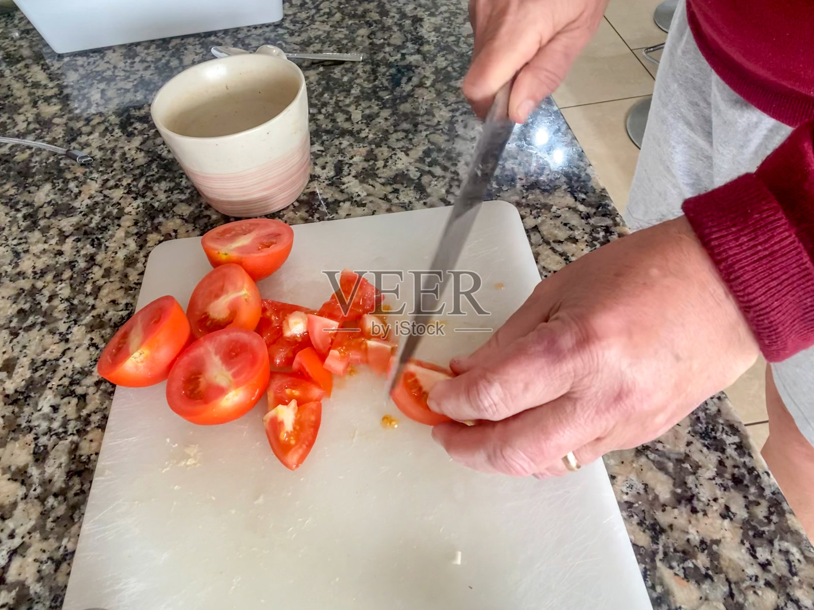 切新鲜番茄的年长男人照片摄影图片