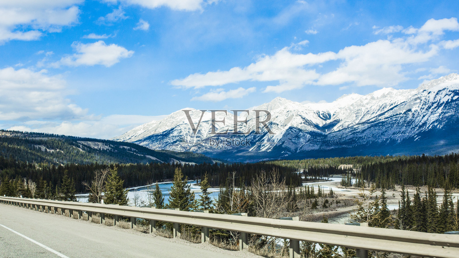 加拿大阿尔伯塔省贾斯珀国家公园的春天照片摄影图片