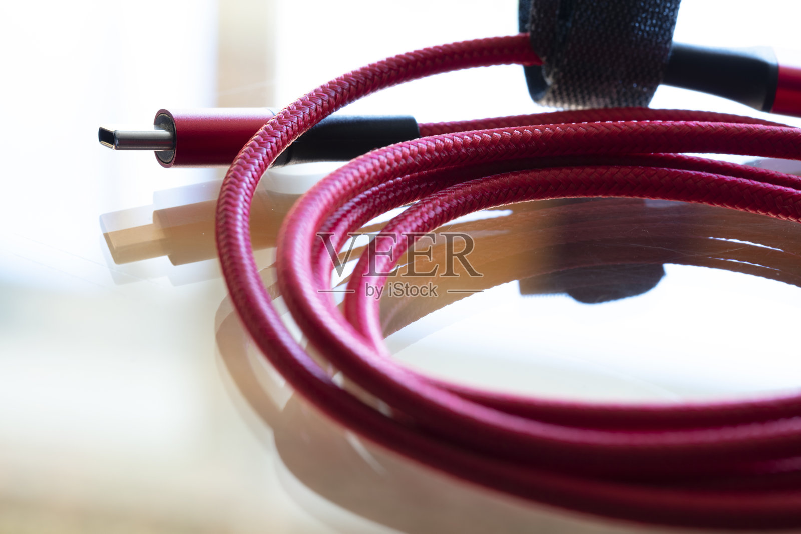 红色USB Type-C充电线照片摄影图片