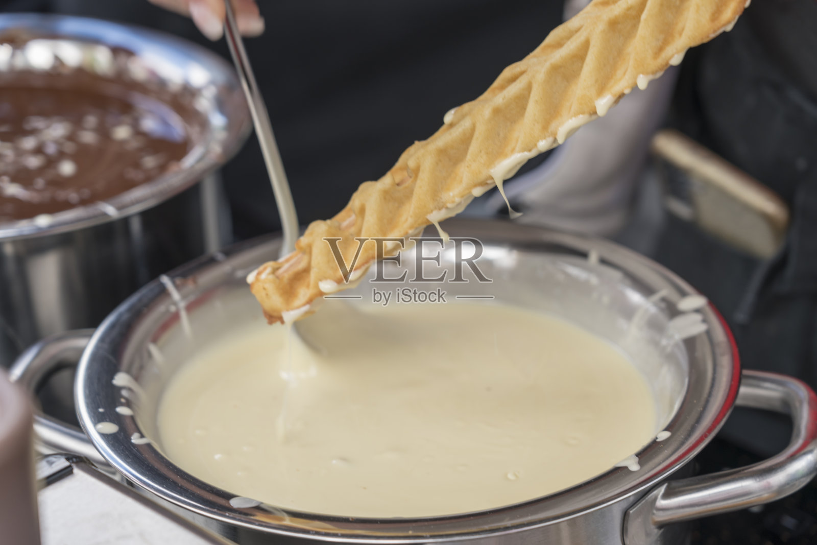 浸泡在香草奶油中的华夫饼照片摄影图片