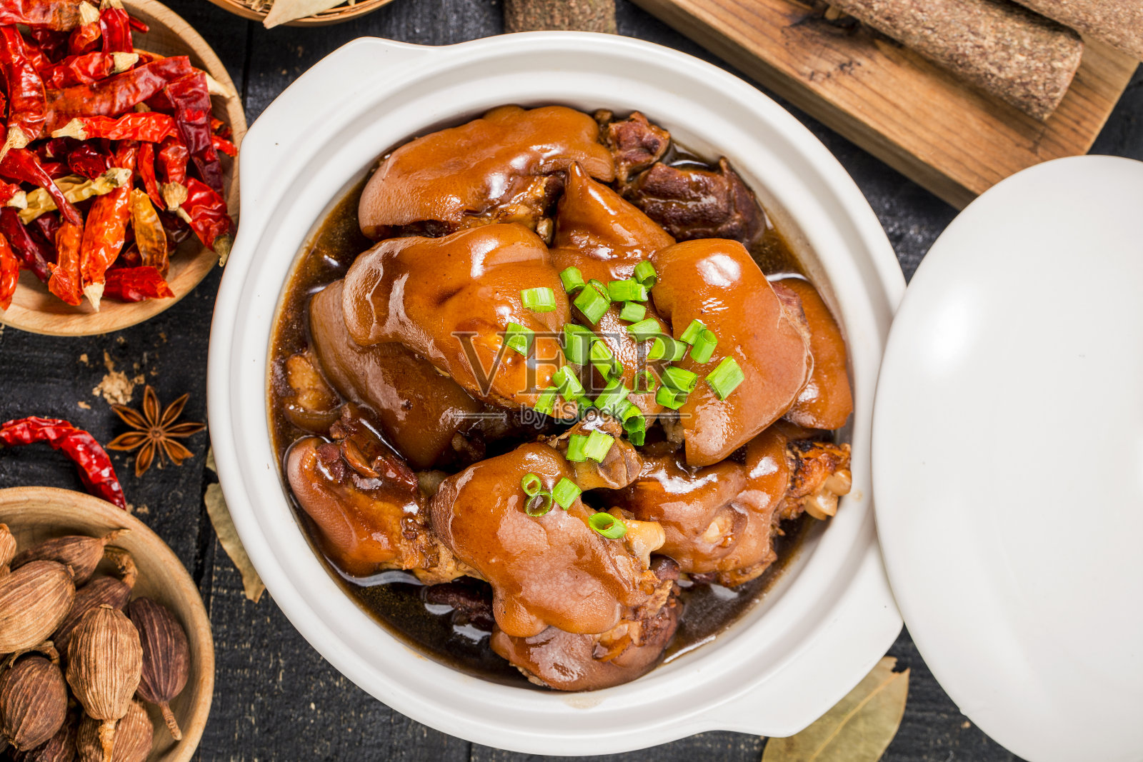 一盘红烧猪蹄照片摄影图片