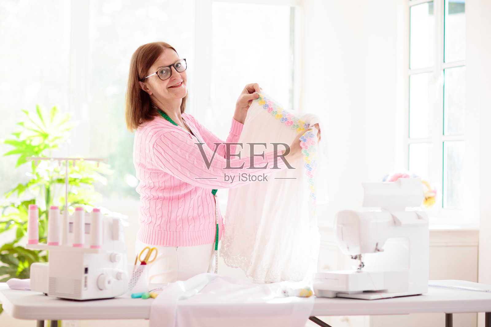 缝纫机。时装设计工作室。照片摄影图片