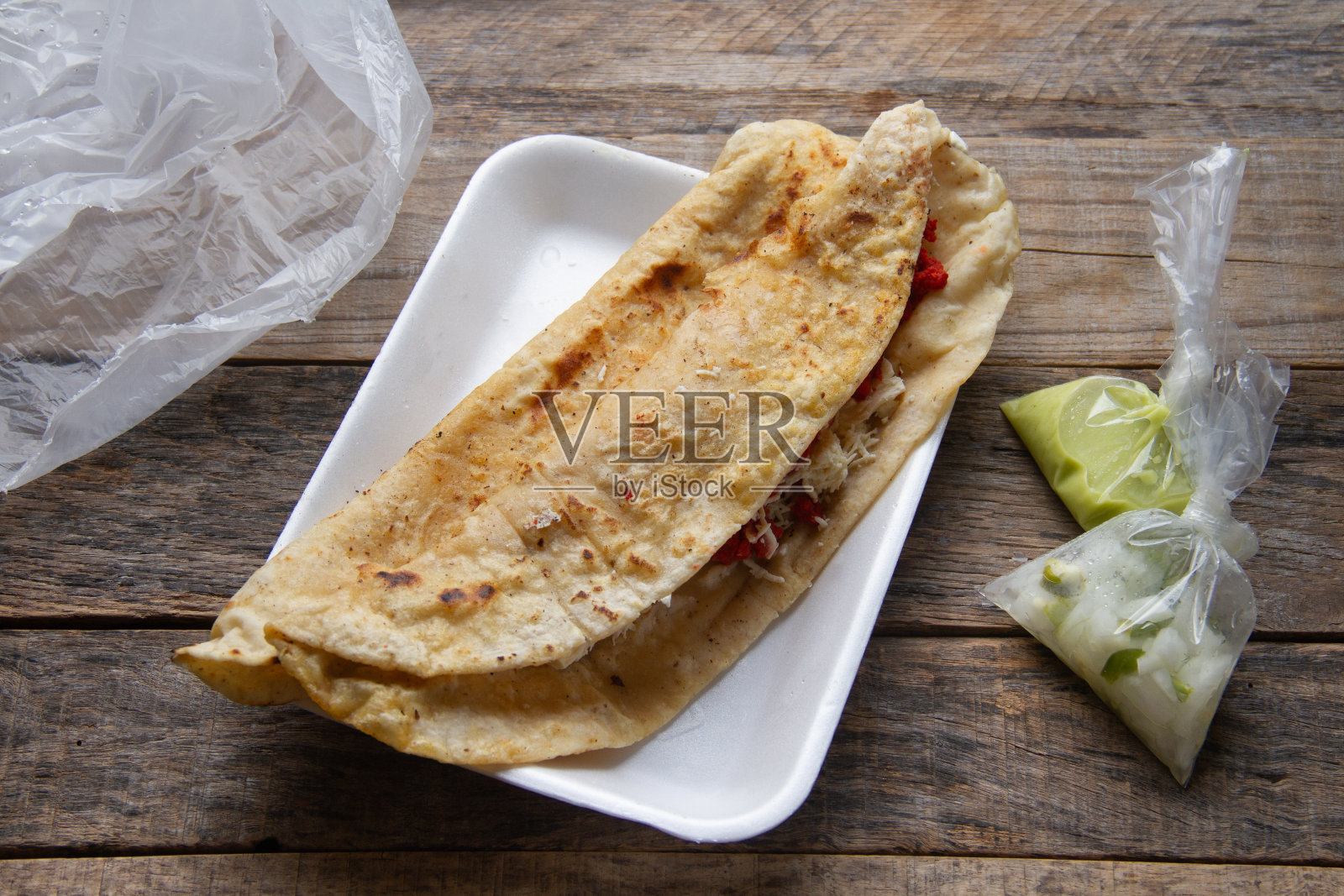 墨西哥辣肠玉米饼外带。墨西哥食物照片摄影图片