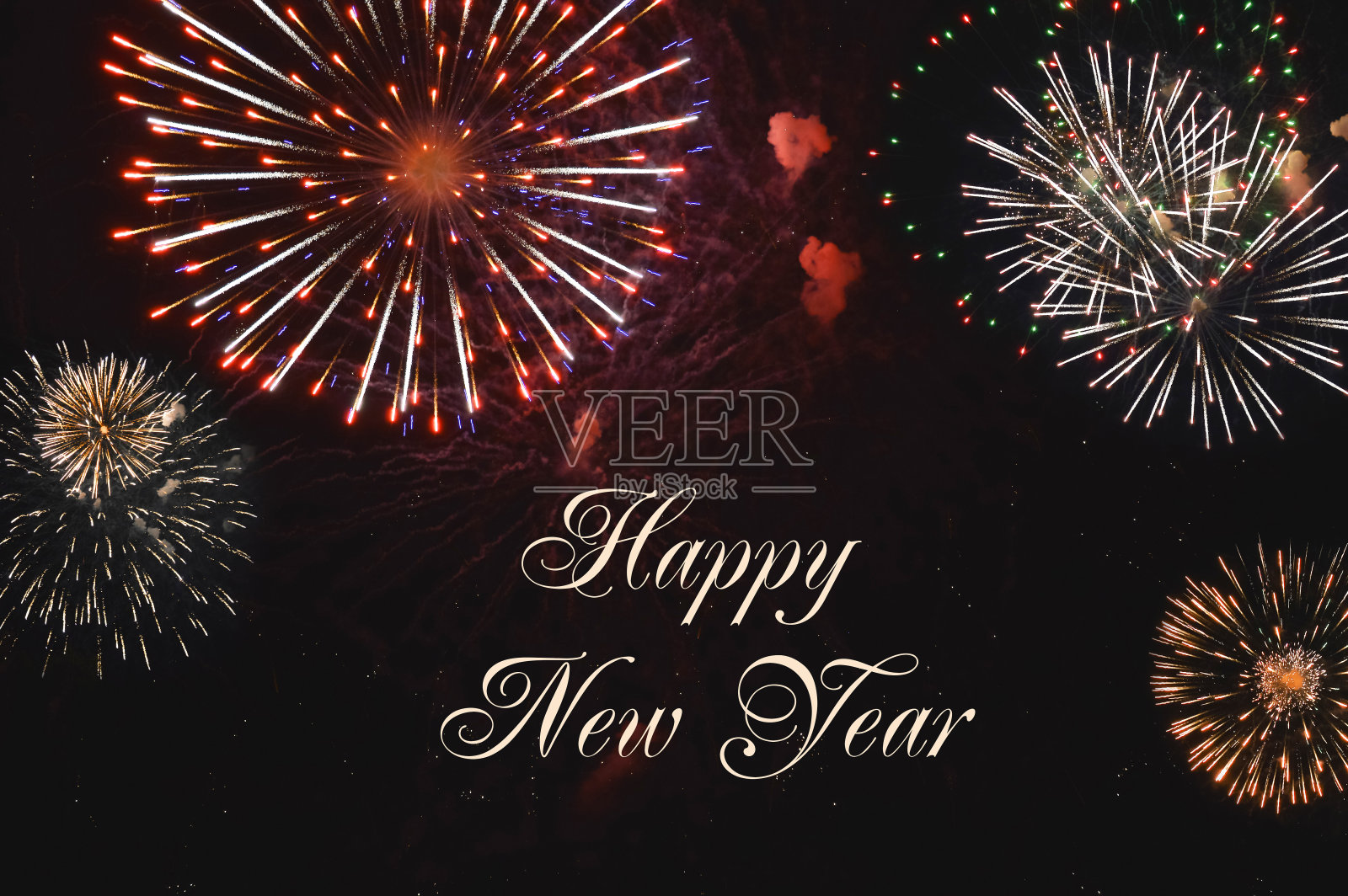 灿烂喜庆的烟花，祝贺即将到来的新年快乐。燃烧灯，背景为冬季节日装饰。照片摄影图片