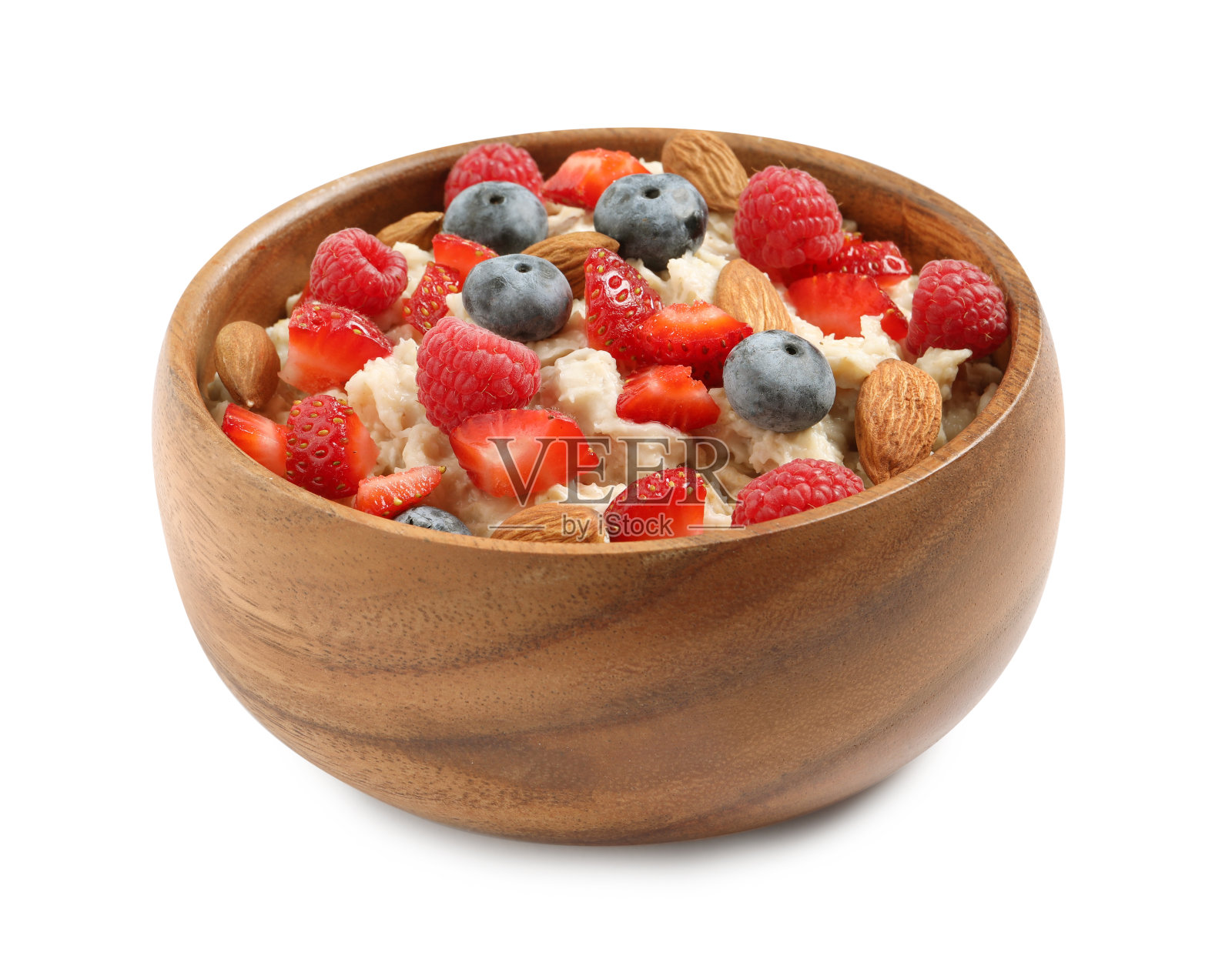 美味的燕麦粥与浆果和杏仁坚果在碗白色的背景照片摄影图片