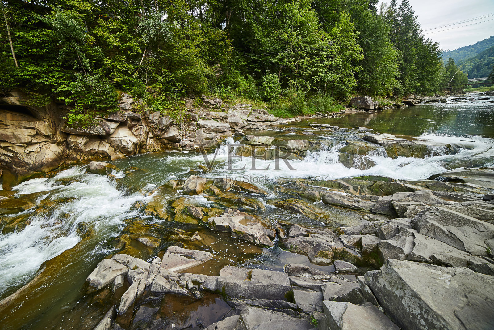 乌克兰喀尔巴阡山脉亚雷姆切的普鲁特河和波比瀑布照片摄影图片