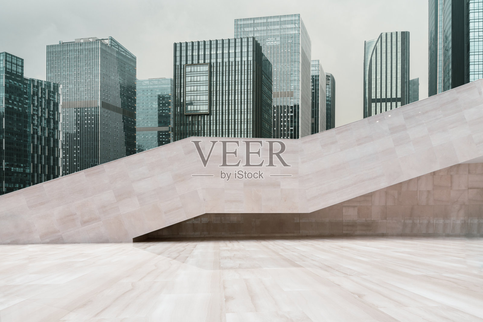 市中心现代办公大楼前的一层空空如也。照片摄影图片