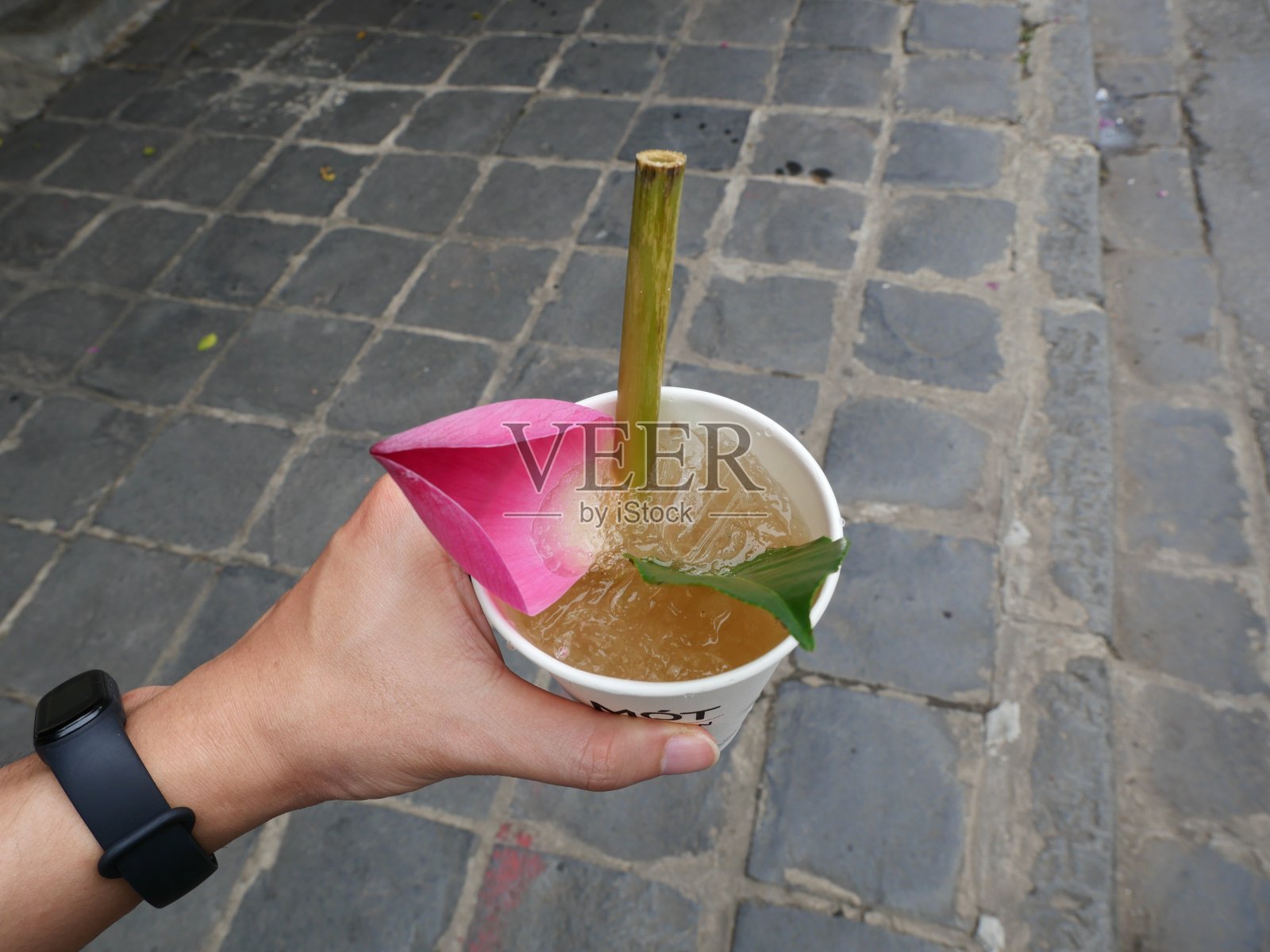 荷花竹签冰茶杯照片摄影图片