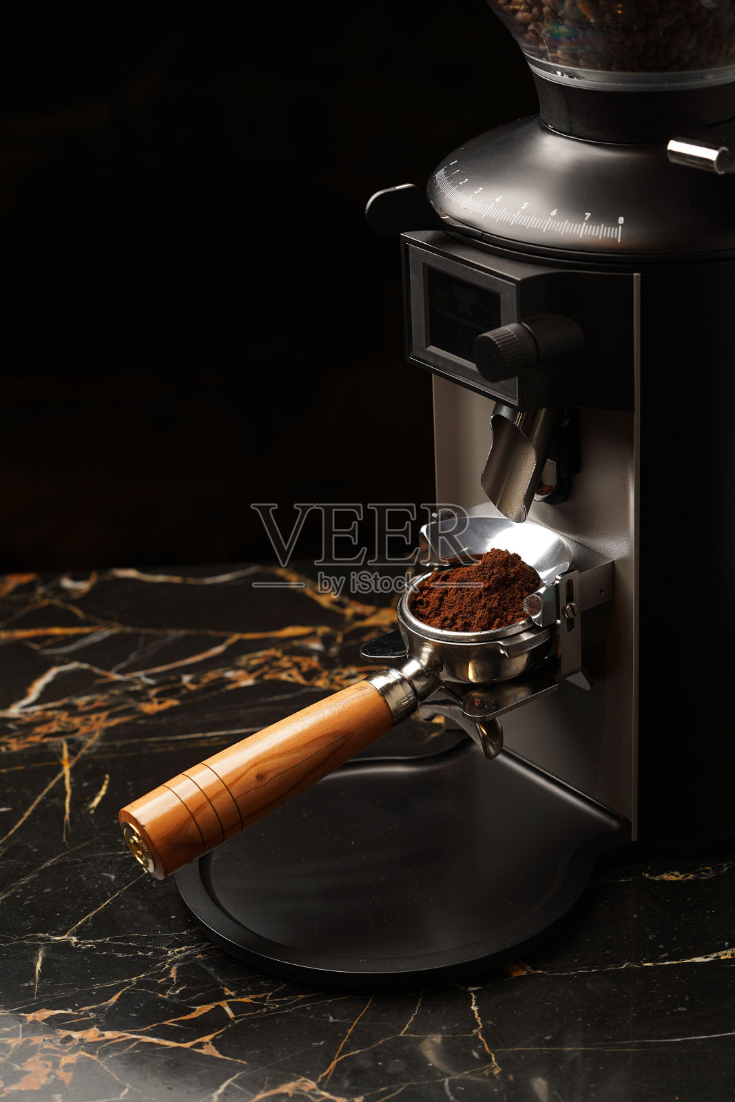 咖啡研磨机研磨咖啡照片摄影图片