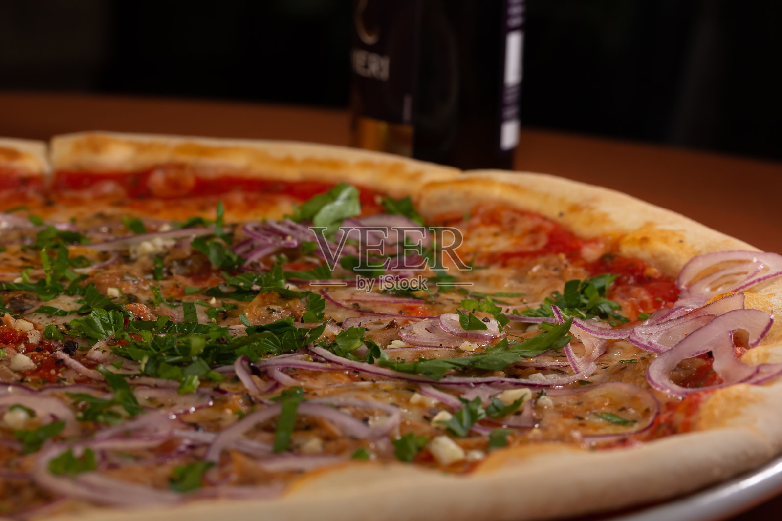 美味的披萨配金枪鱼，腌洋葱，奶酪和番茄酱。孤立在白色的。照片摄影图片