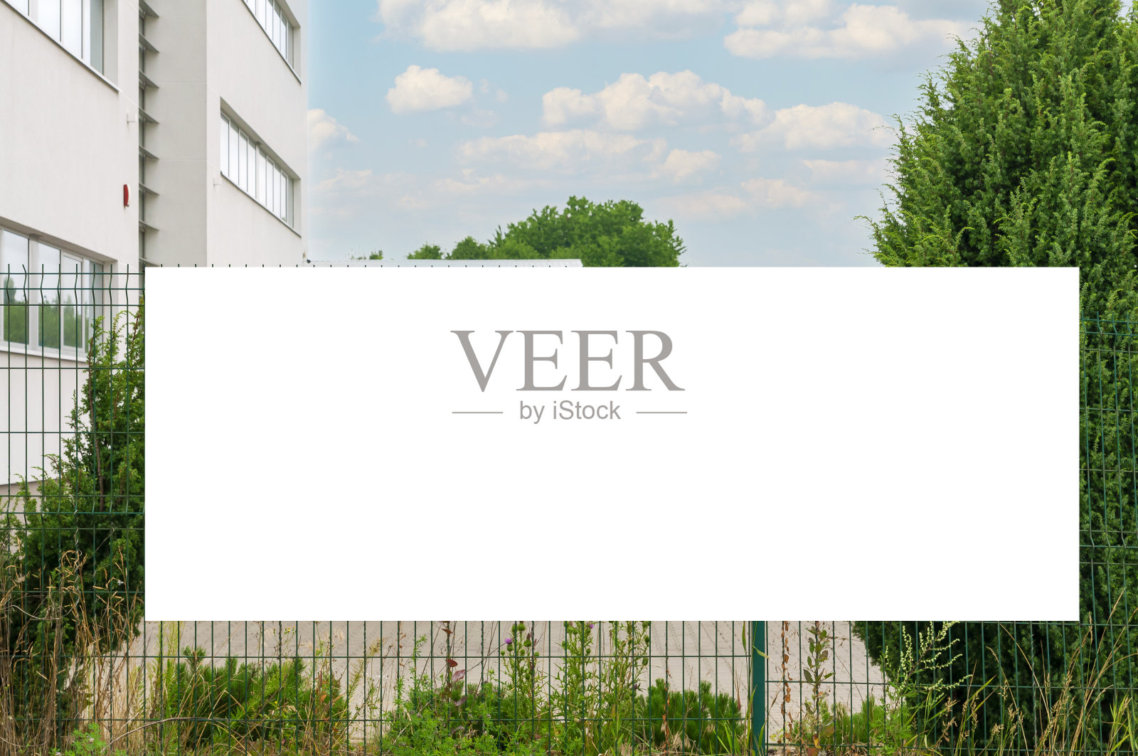 办公楼的栅栏上挂着空白的白色广告横幅照片摄影图片