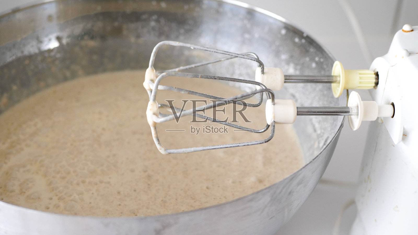 大银碗中搅拌混合煎饼面糊特写照片摄影图片