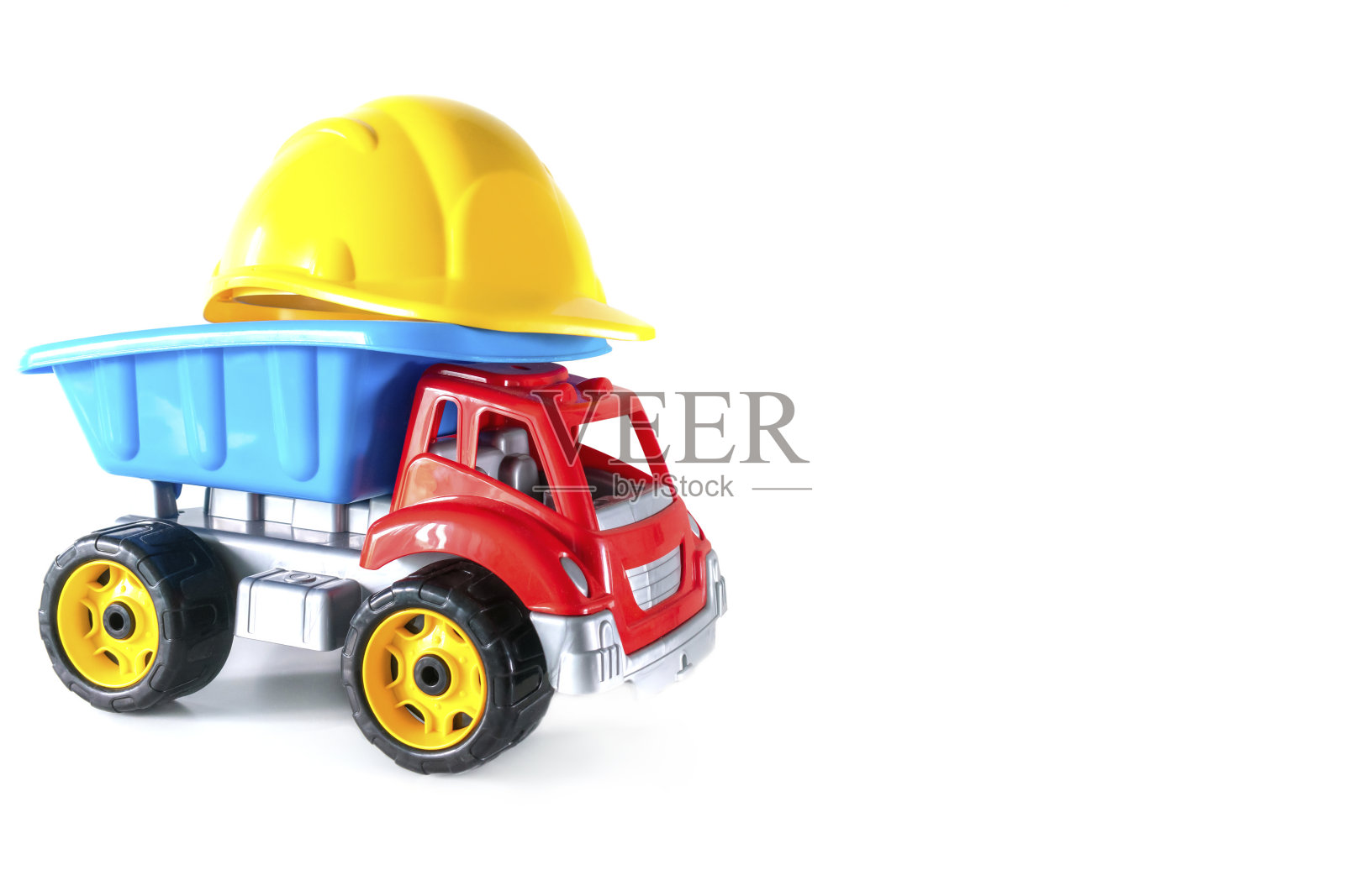 彩色塑料玩具与黄色头盔隔离在白色背景与拷贝空间，儿童玩具，孩子照片摄影图片