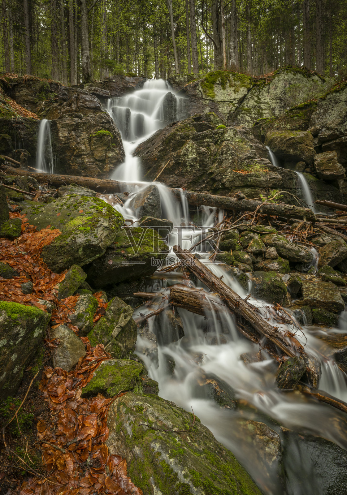 德国格罗泽阿伯山附近的geigenbachfall瀑布照片摄影图片