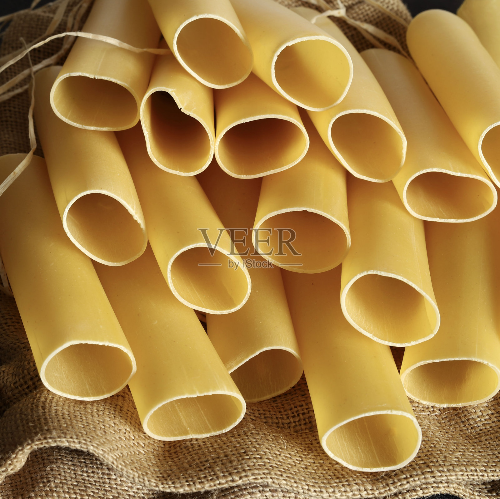 特色菜面条管。照片摄影图片