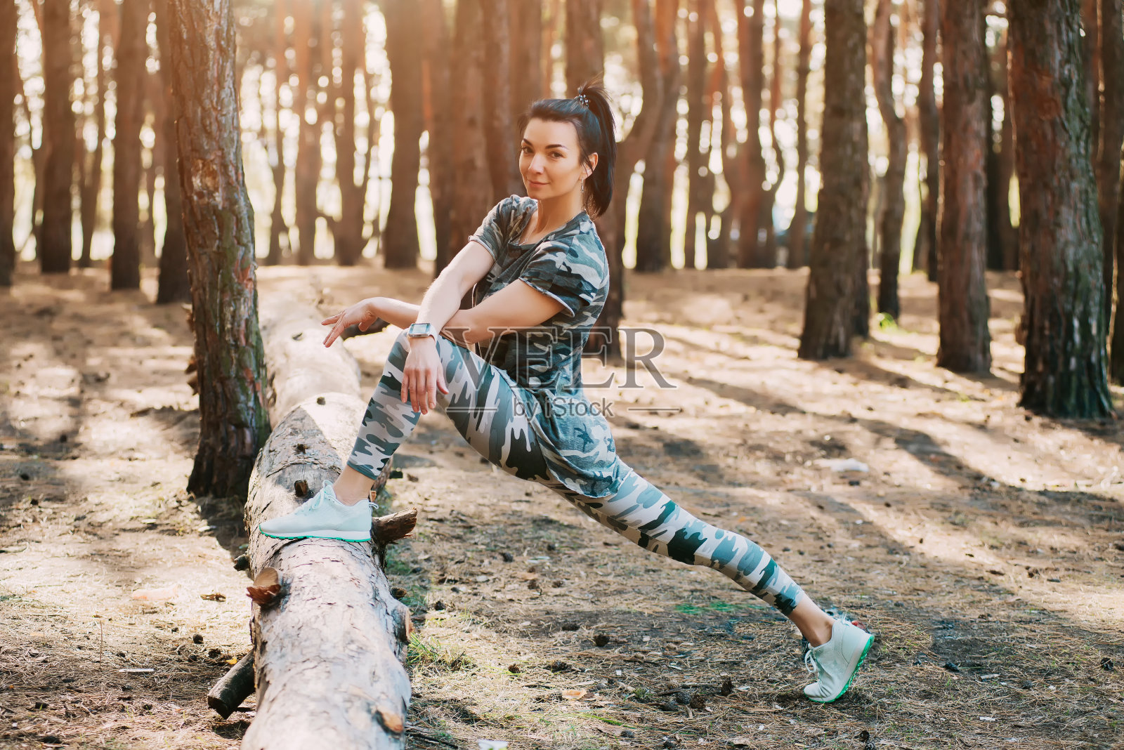 神奇的女运动员在森林里做户外伸展运动照片摄影图片