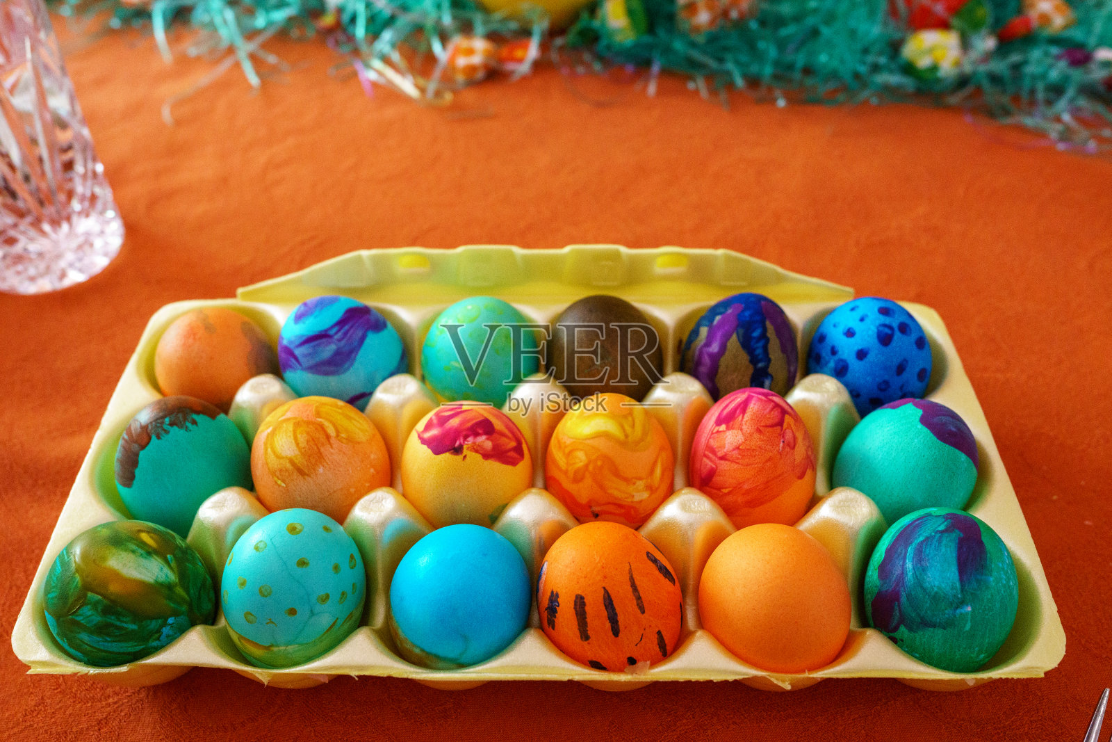 一箱自制的染色复活节彩蛋照片摄影图片