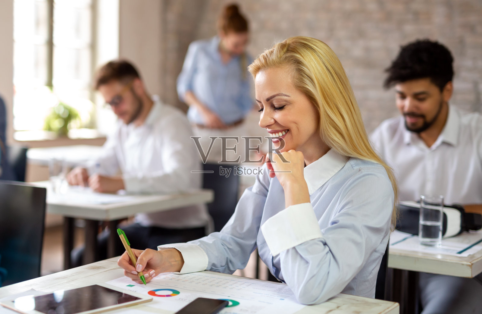 创业多元化团队头脑风暴会议概念。工作的多民族群体照片摄影图片