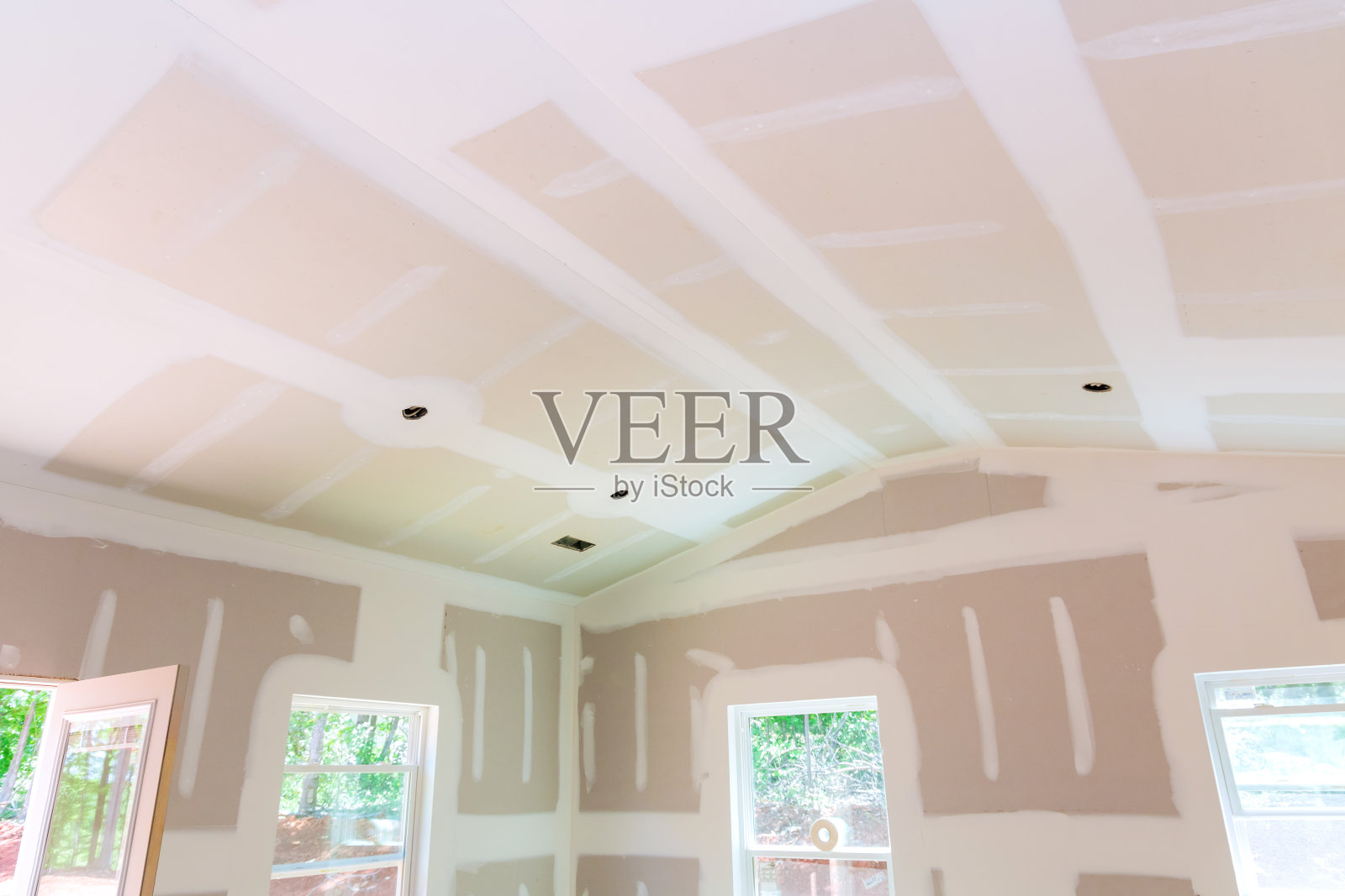 新房子正在建设中，完成抹灰干墙照片摄影图片