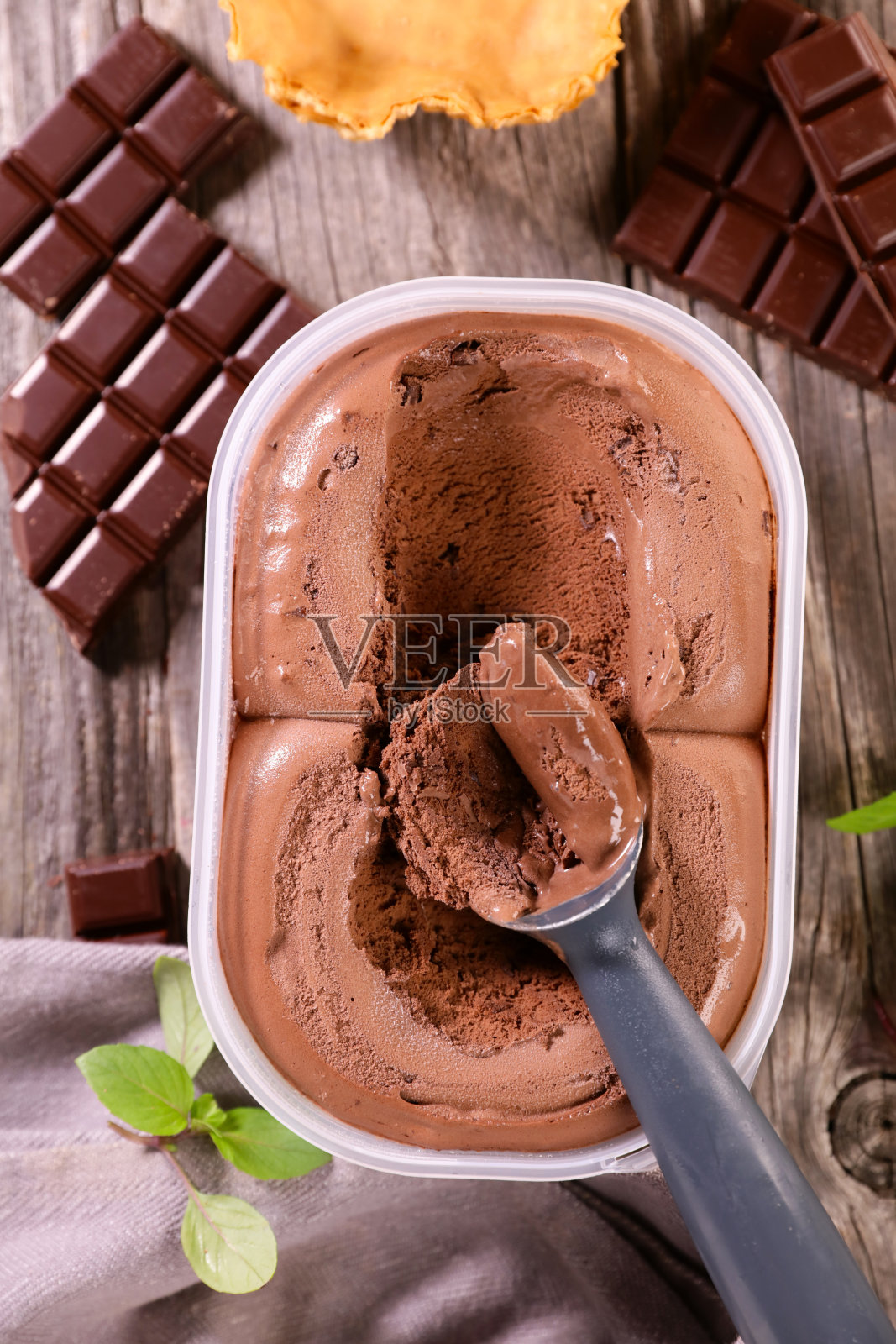 巧克力冰淇淋装在盒子里照片摄影图片