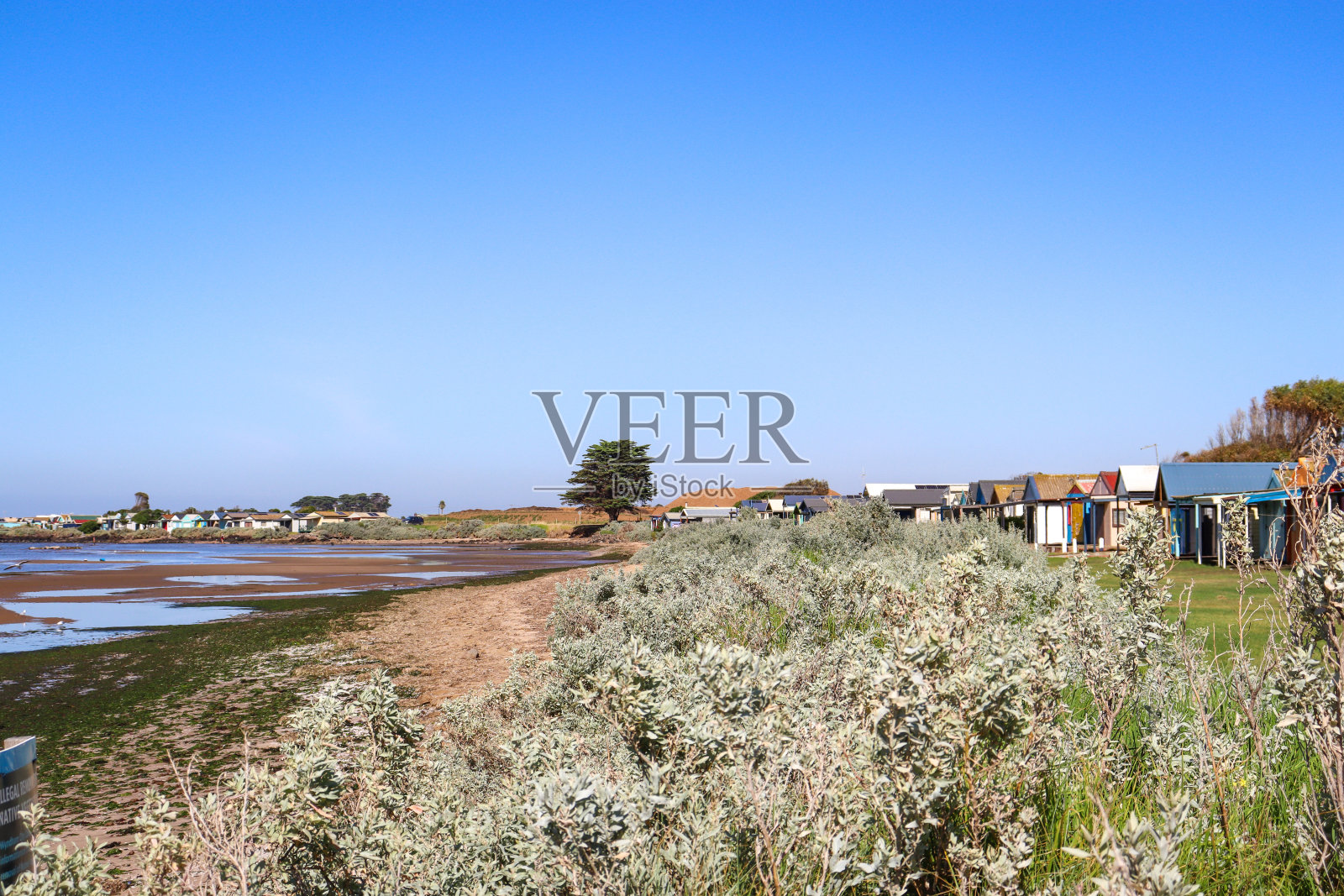 带船屋的海岸景观照片摄影图片