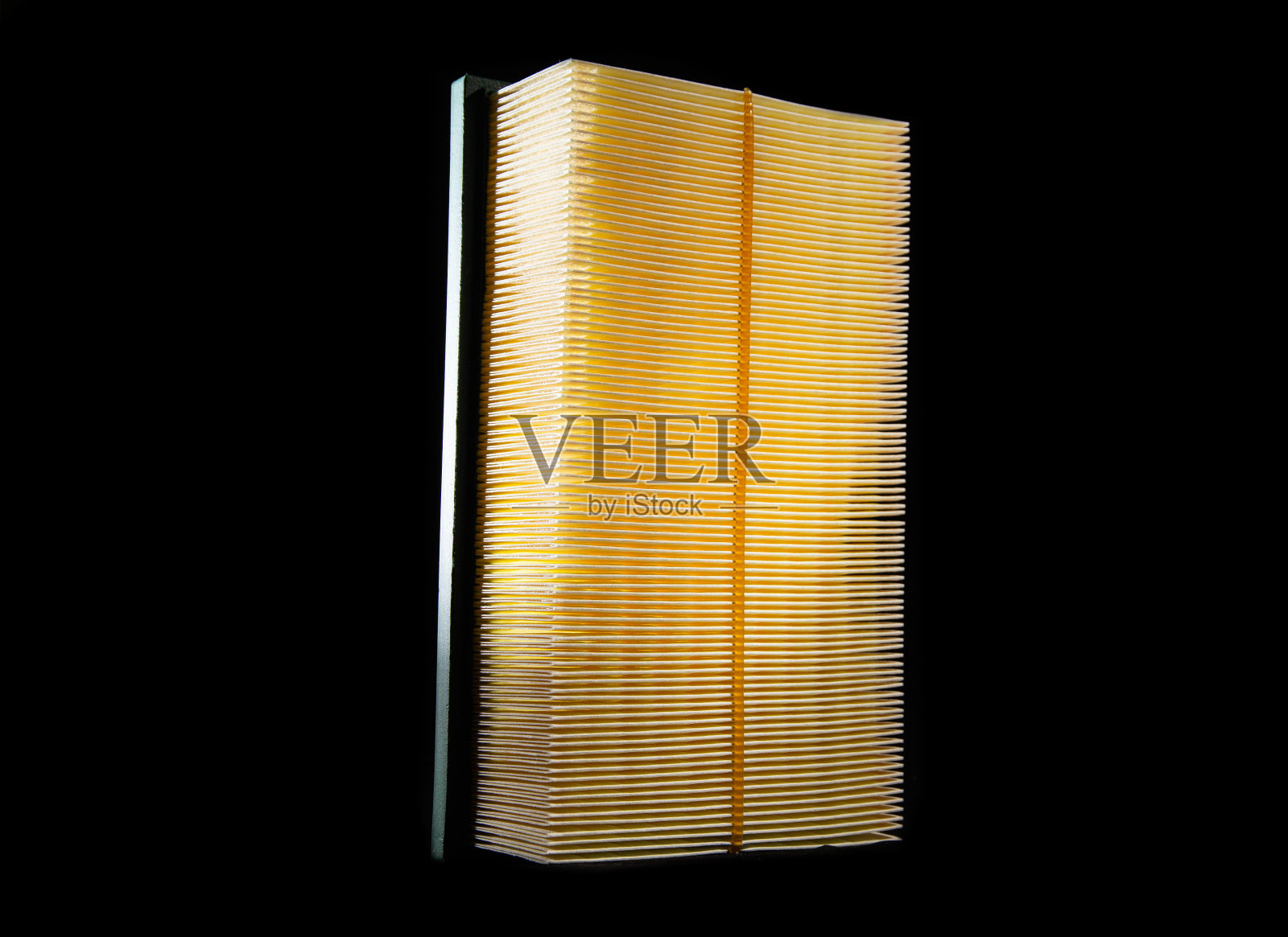 黑色背景上新的黄色汽车空气滤清器。特写镜头照片摄影图片