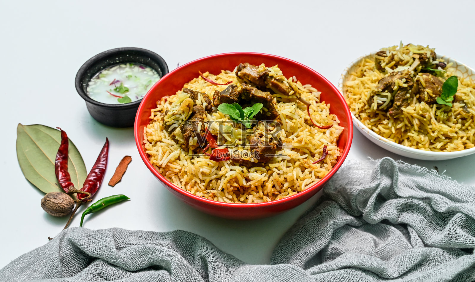 美味的羊肉香饭俯视图。漂亮的印度米饭。美味的香辣鸡肉饭，在忧郁的背景下，这是一种受欢迎的印度和巴基斯坦食物。照片摄影图片