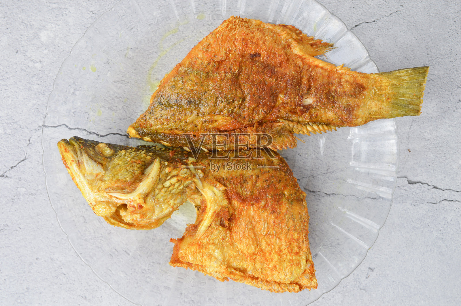 在玻璃板上俯瞰澳洲肺鱼。美味的食物。照片摄影图片