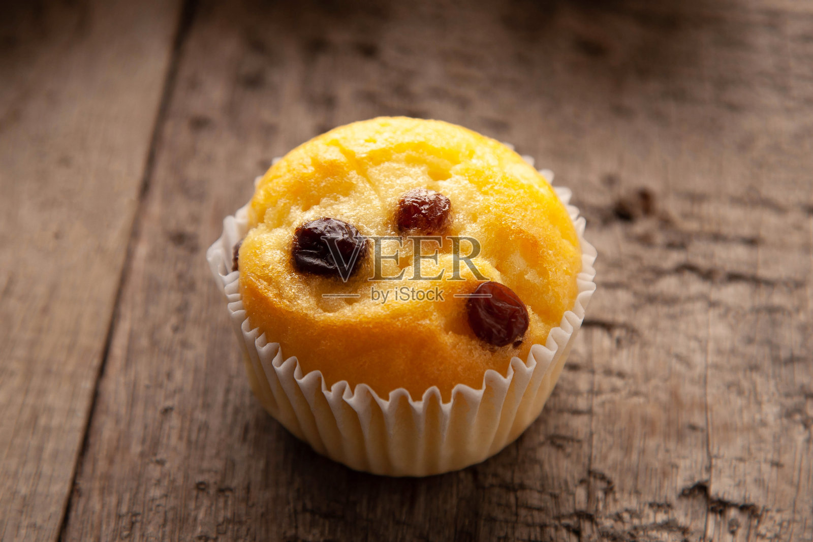 小蛋糕醋栗放在木桌上。照片摄影图片