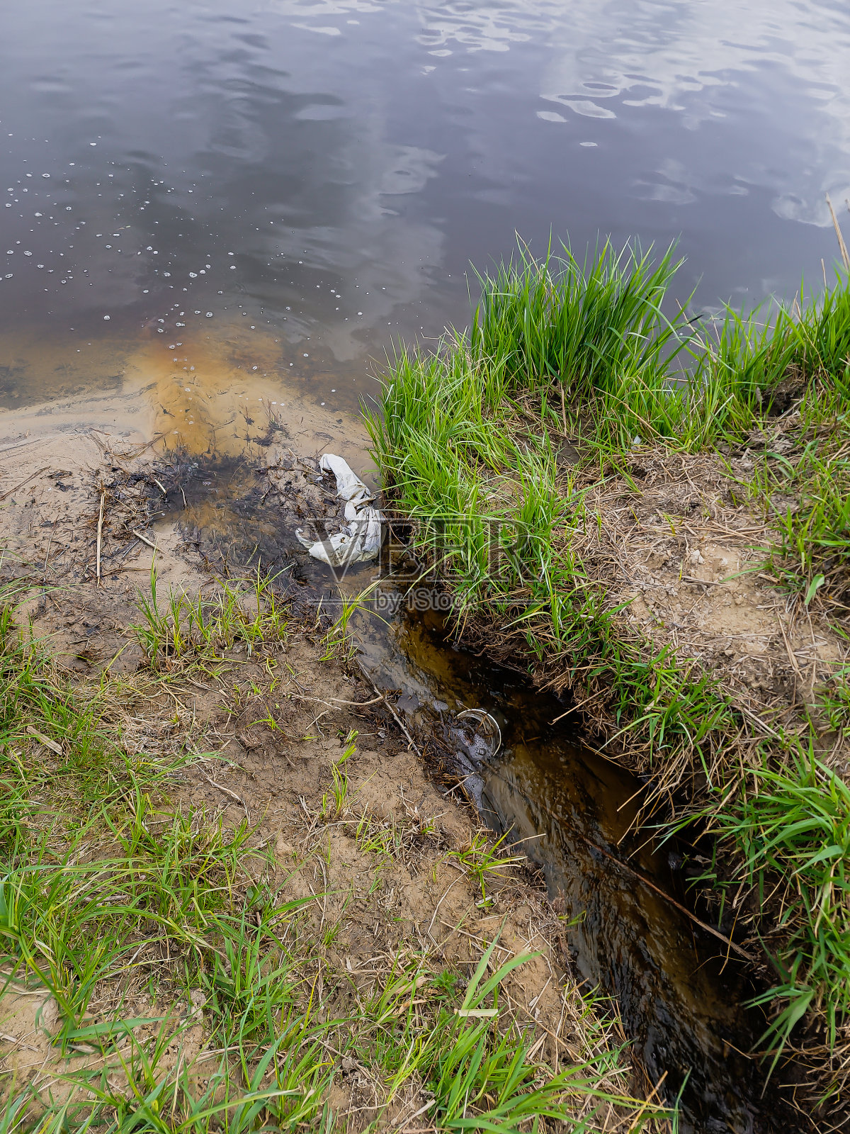 一条小溪流入拉脱维亚的文塔河。照片摄影图片