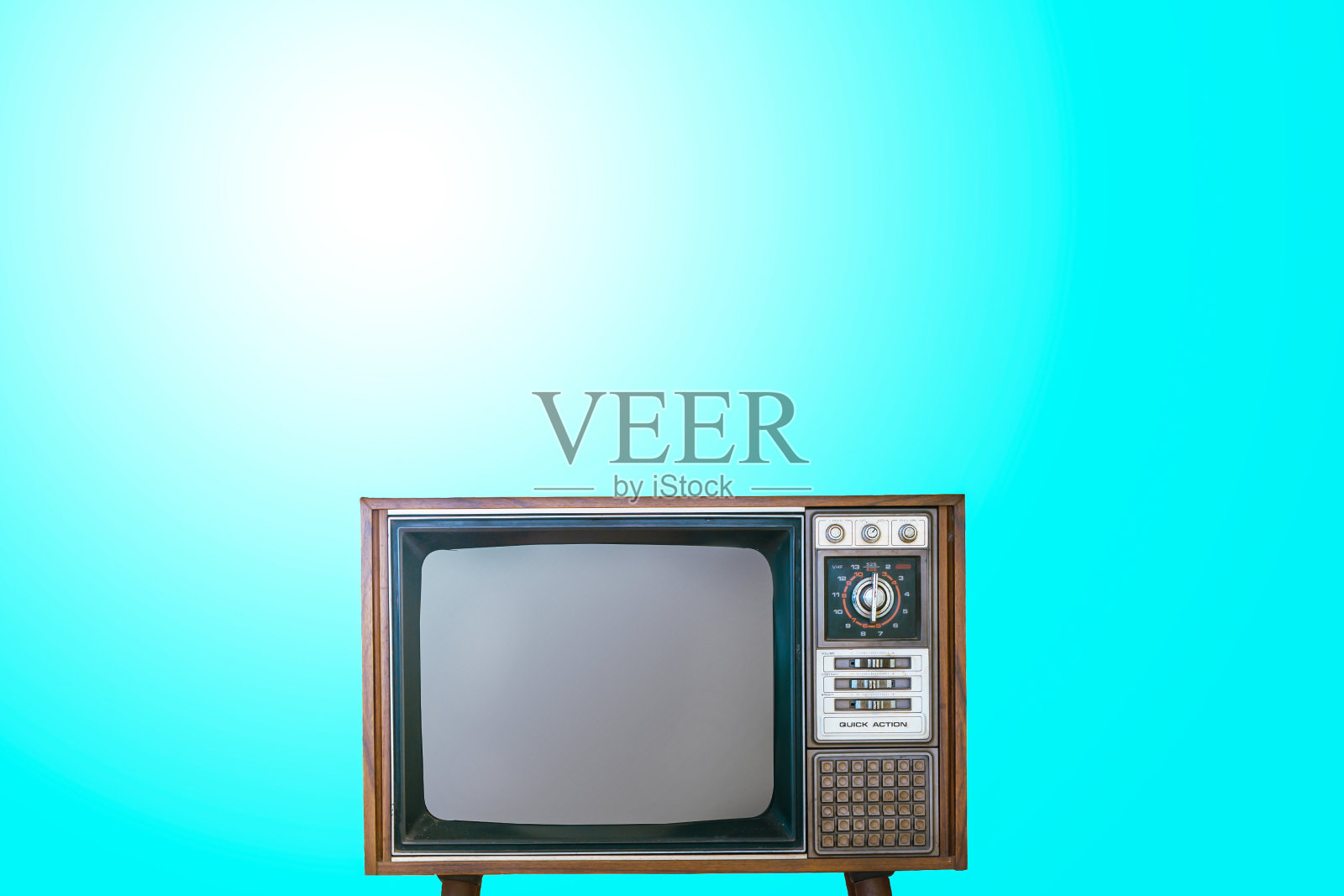 蓝色背景上孤立的老式电视。照片摄影图片