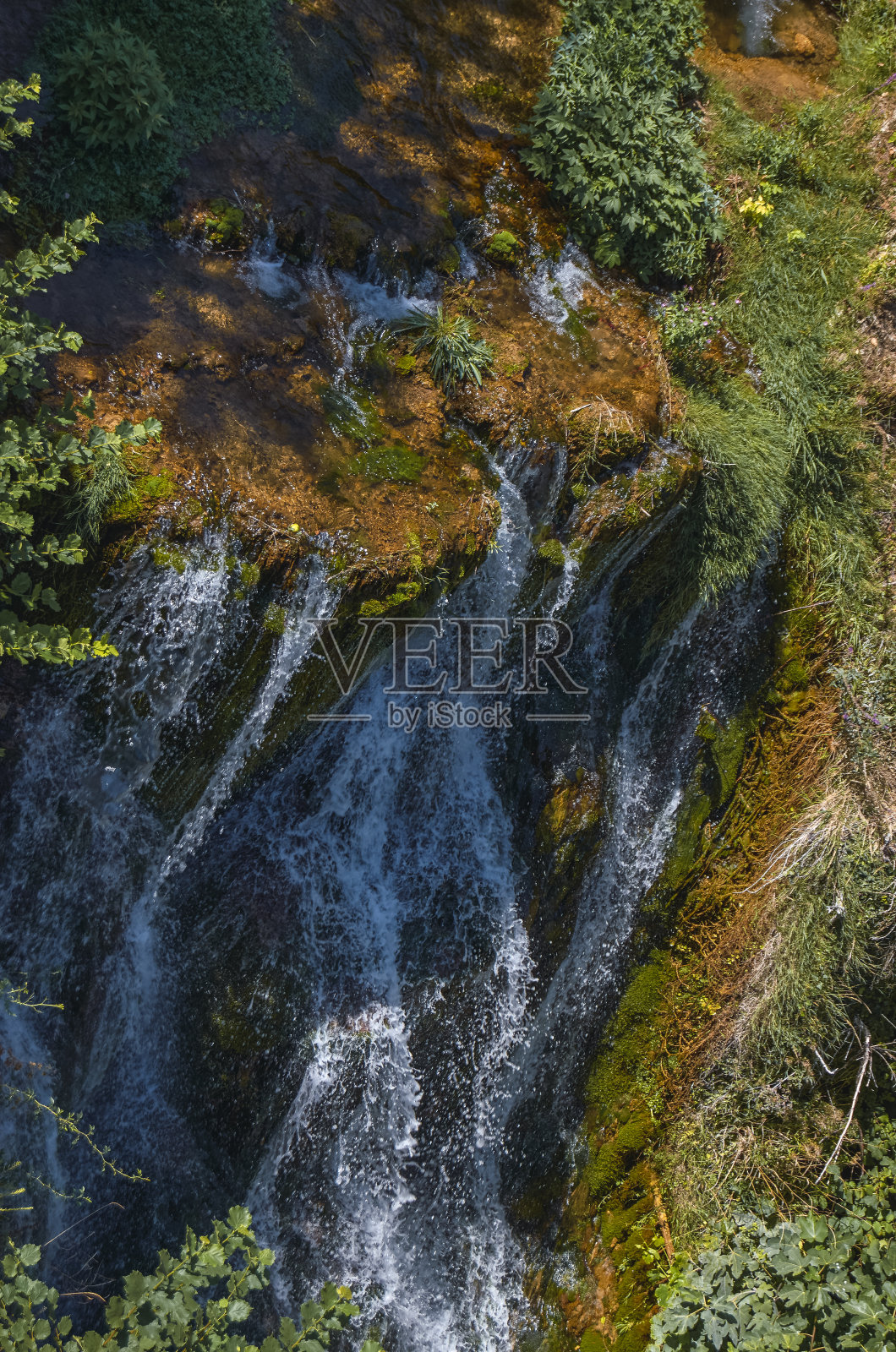 西班牙布尔戈斯托贝拉的丝状瀑布照片摄影图片