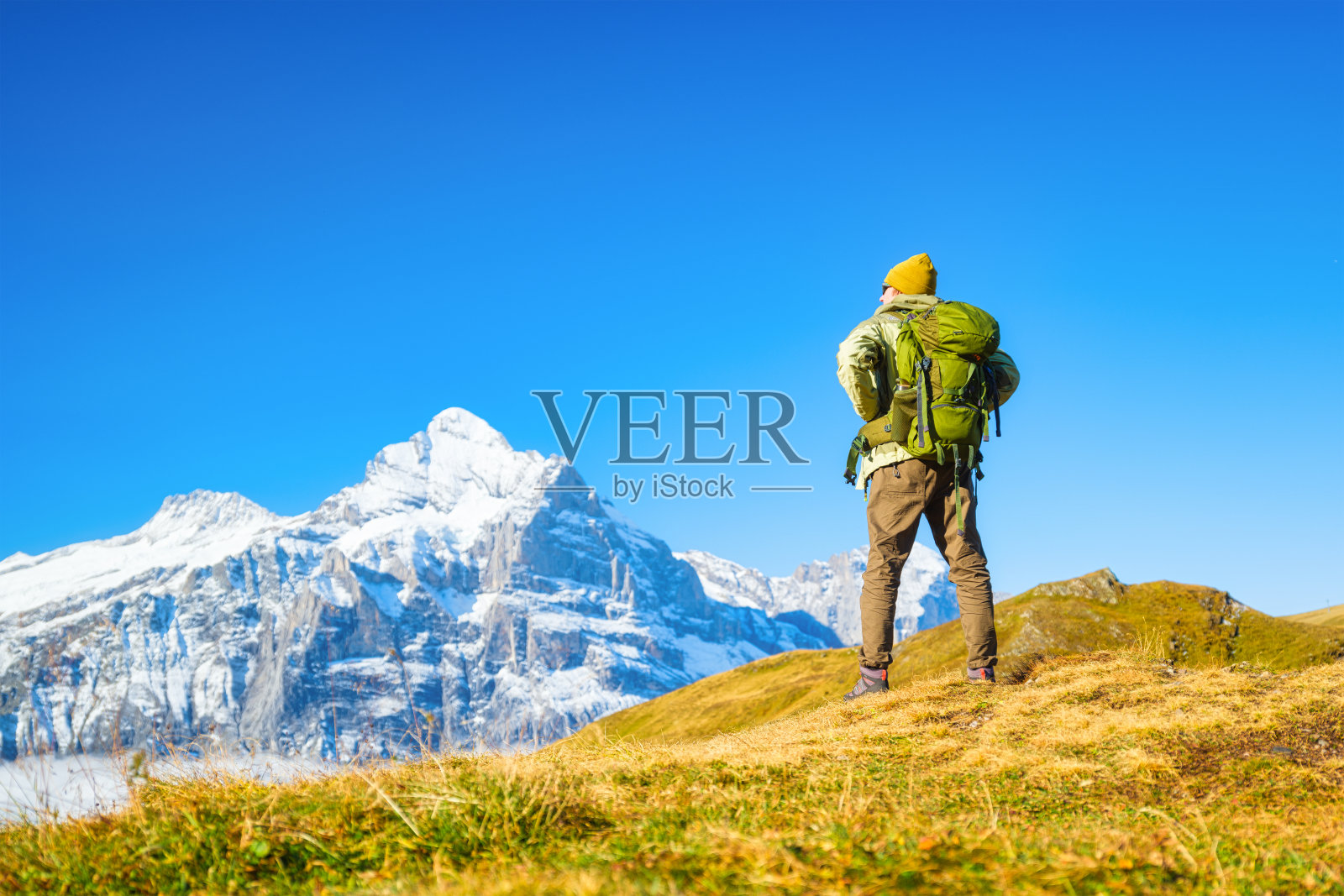 背着背包在山里旅游。在高山上徒步旅行。旅行和冒险。积极的生活。夏天的风景。高解析度照片。照片摄影图片