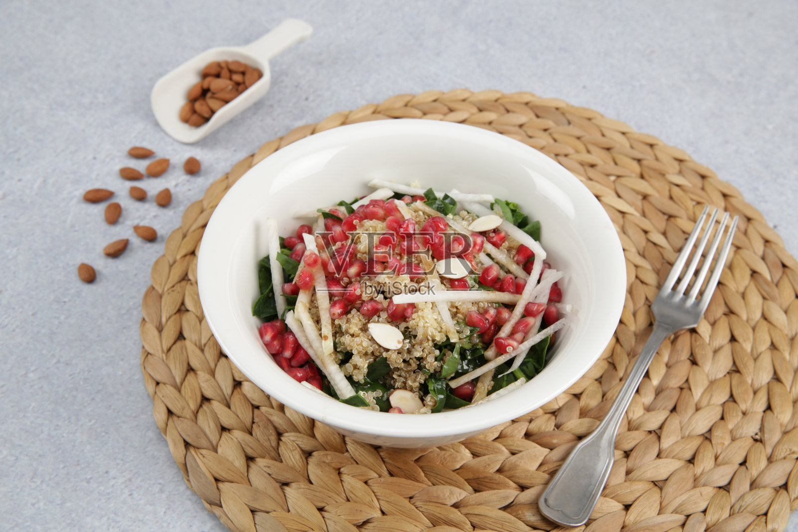 有机沙拉在盘子上垫照片摄影图片