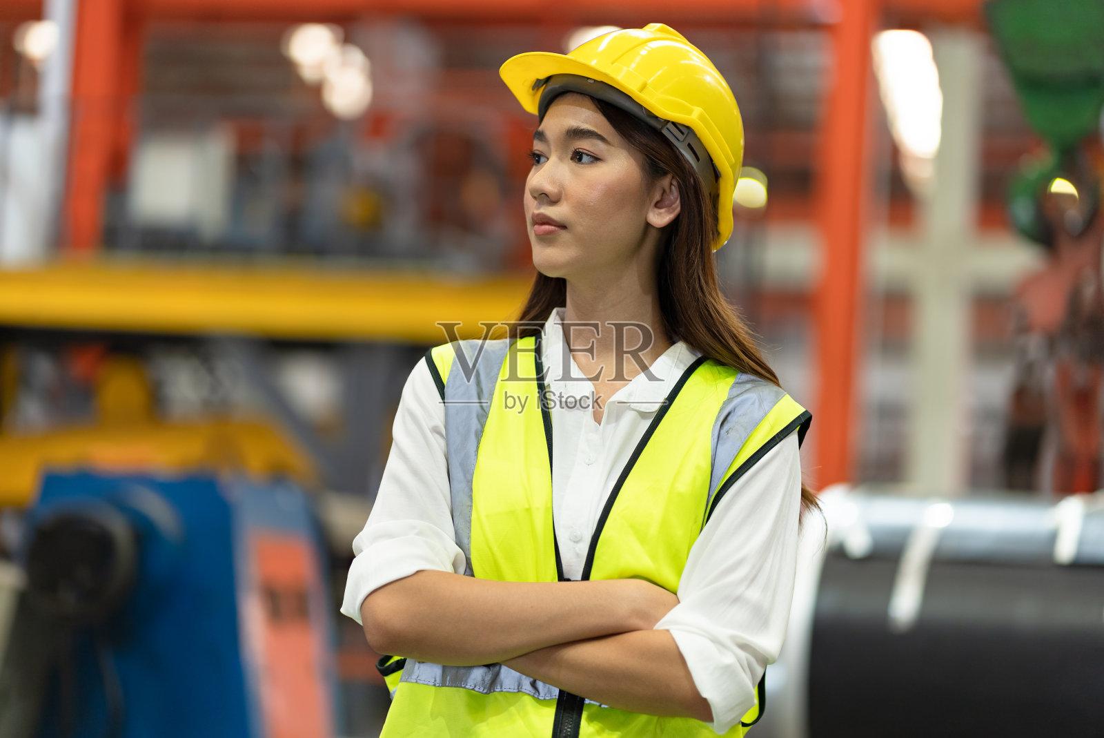 女工程师或工头在工厂努力工作与机器照片摄影图片