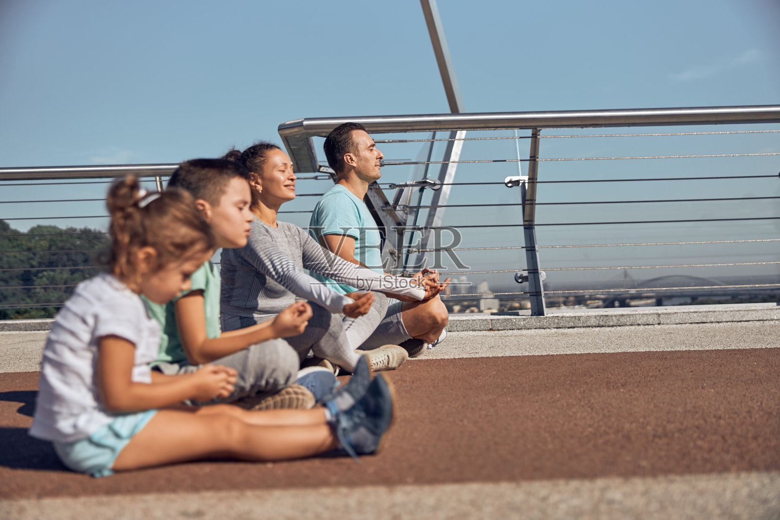 快乐、健康、运动的家庭在阳光明媚的日子里进行锻炼照片摄影图片