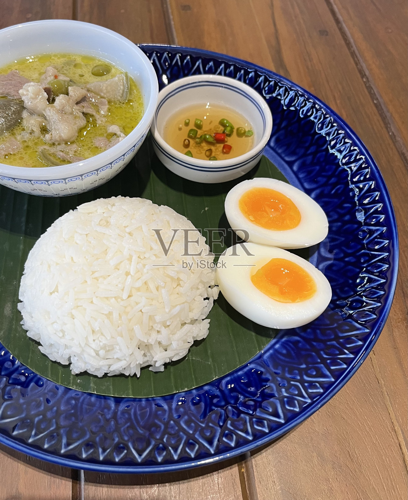 咖喱鸡配米饭和鸡蛋照片摄影图片