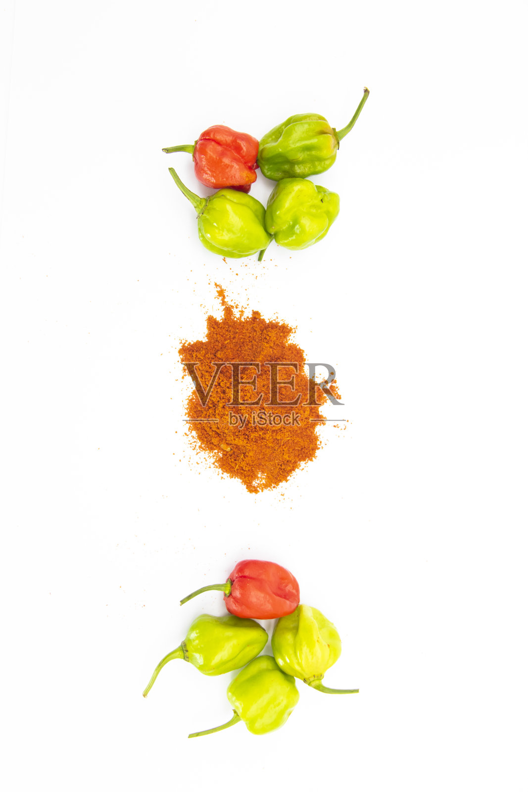 那加辣椒与辣椒粉隔离在白色背景，俯视图照片摄影图片