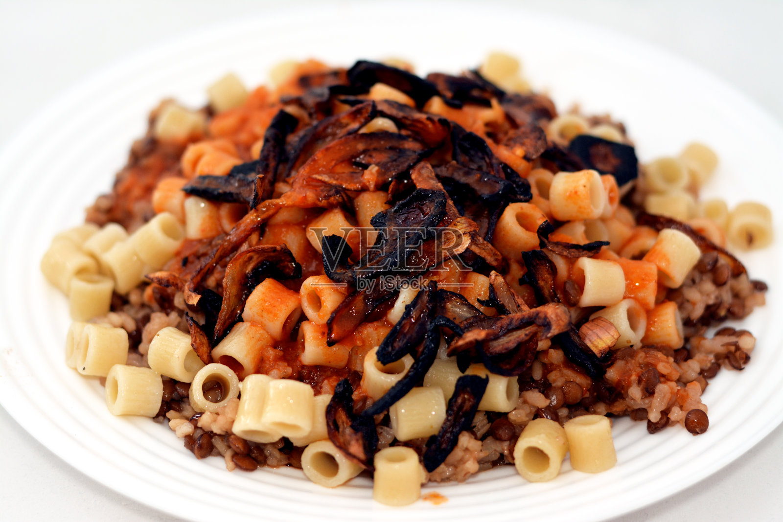 埃及美食Koshary，由米饭、通心粉和扁豆混合而成照片摄影图片