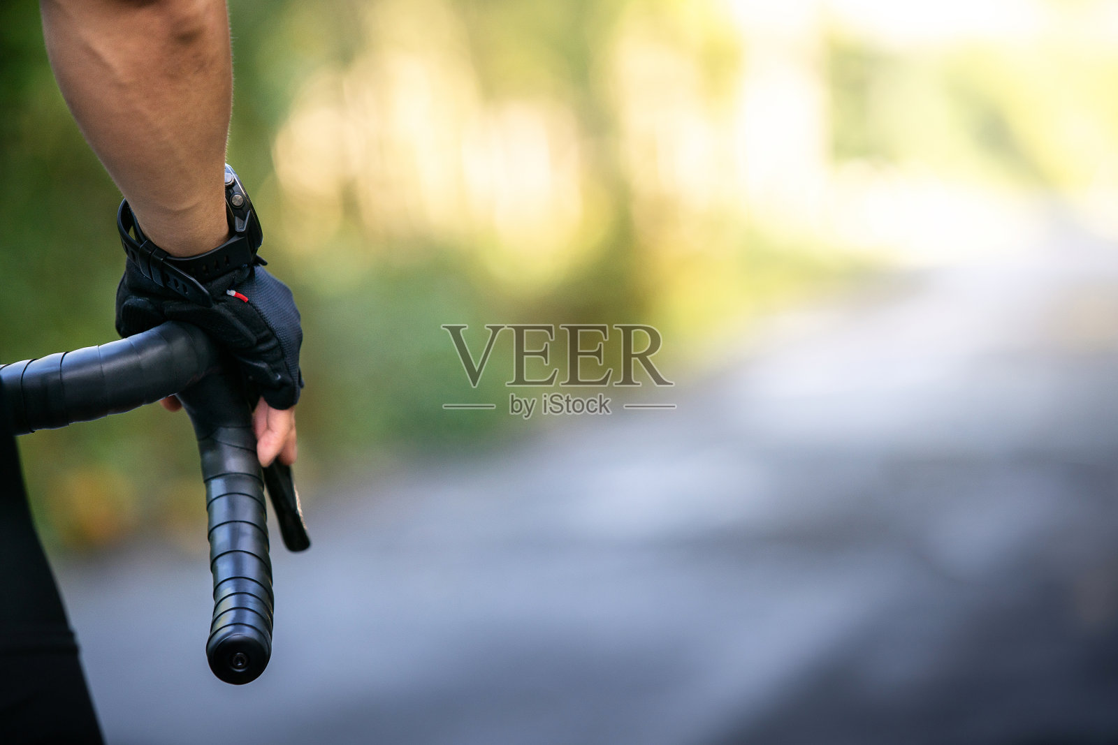 自行车运动员准备在街道、道路、高速上进行自行车运动，以满足运动爱好和职业巡回赛的竞争照片摄影图片