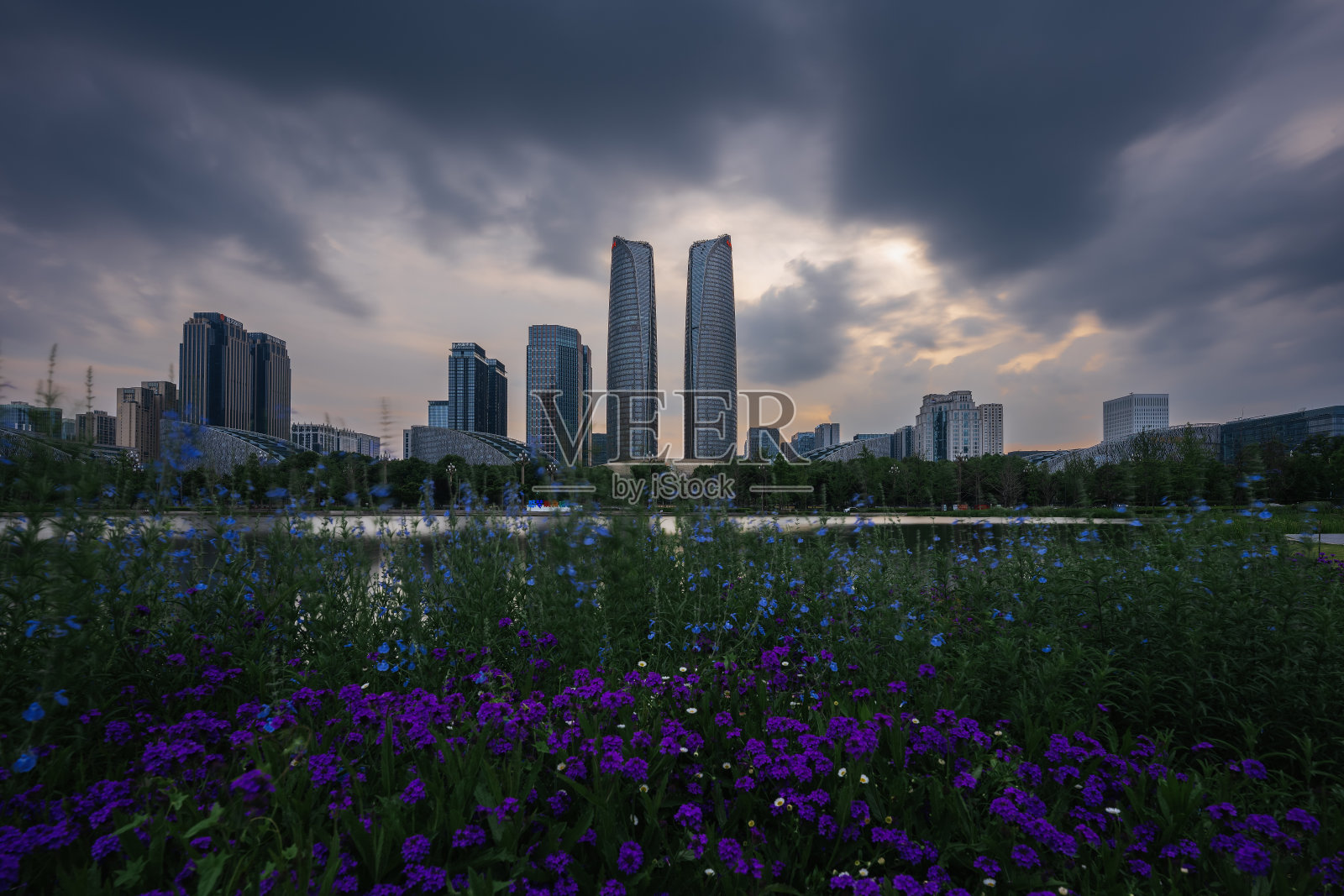 黄昏的金融城照片摄影图片