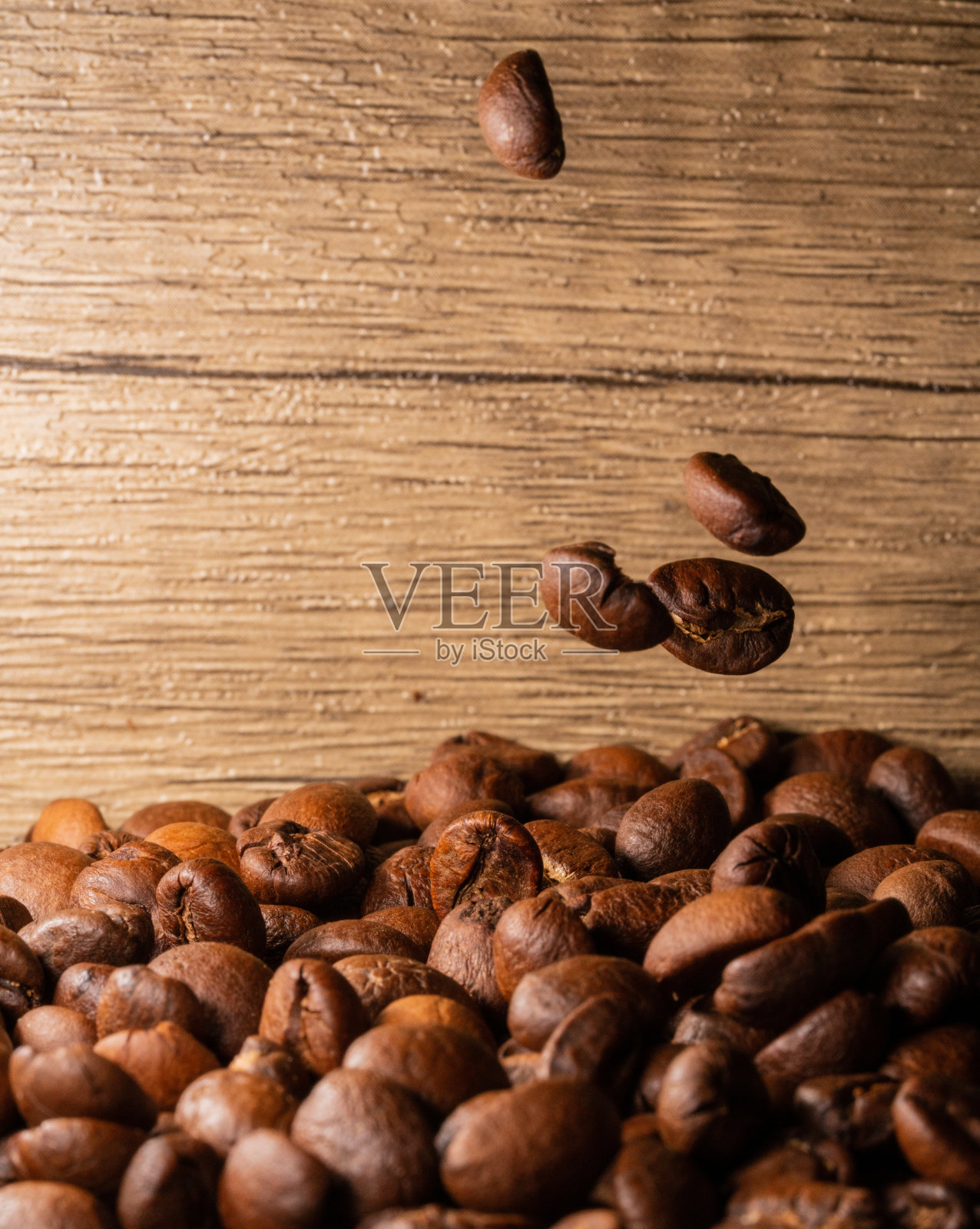 咖啡豆近景木制背景照片摄影图片
