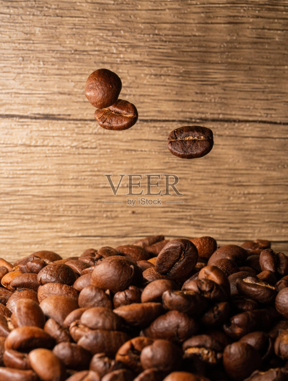 咖啡豆近景木制背景照片摄影图片