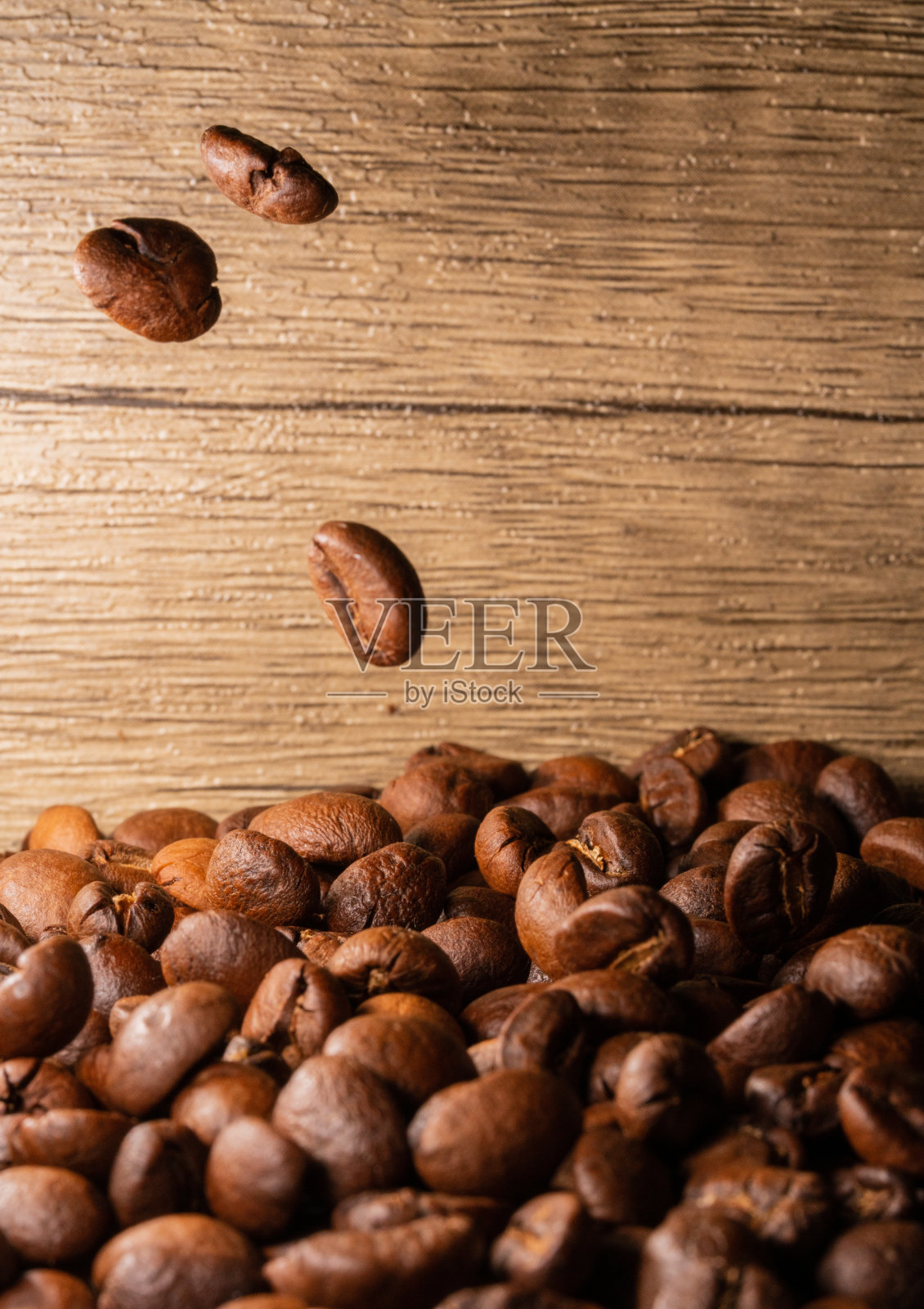 咖啡豆近景木制背景照片摄影图片